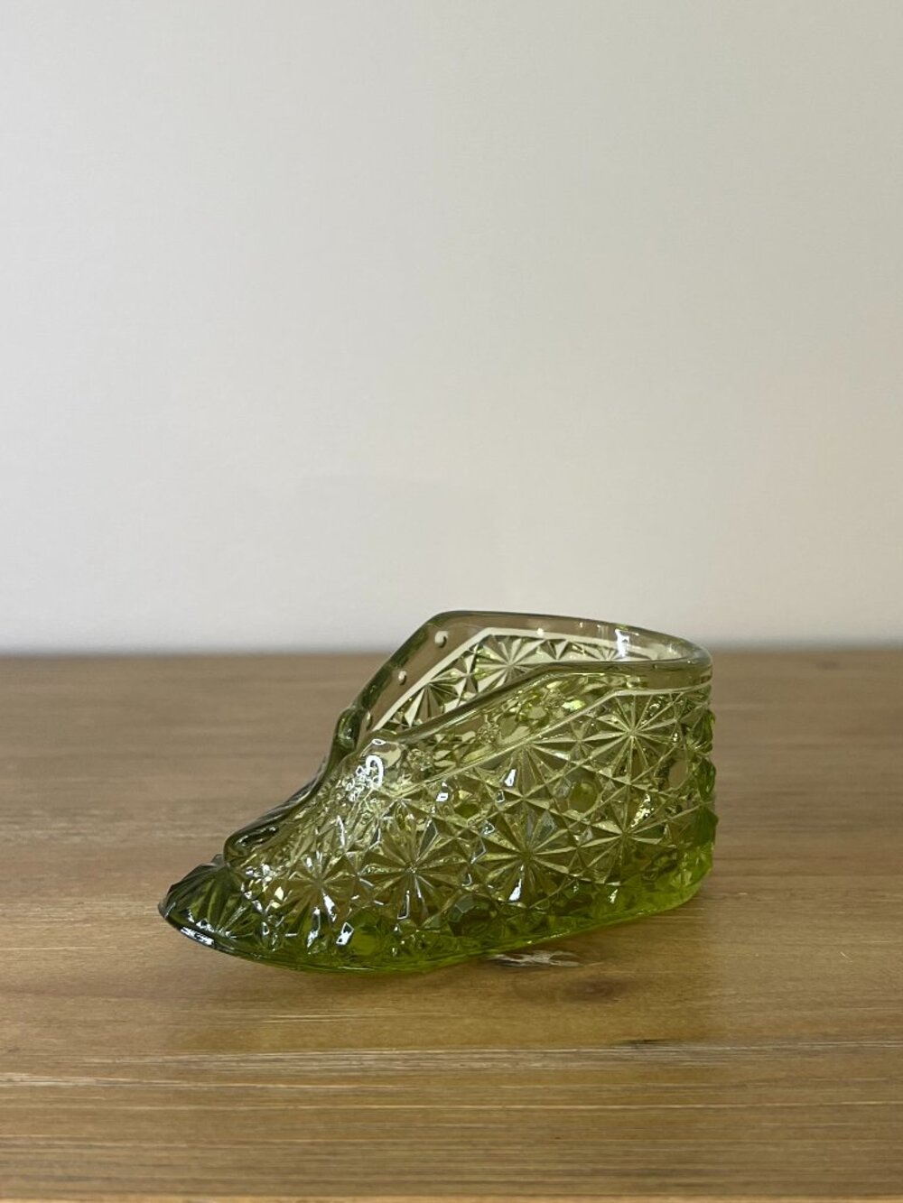 Vintage L.E. Smith Green Glass Slipper Daisy & Button Shoe